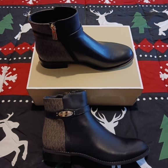 Michael Kors Finley Flat Leather Booties - Picture 1 of 12